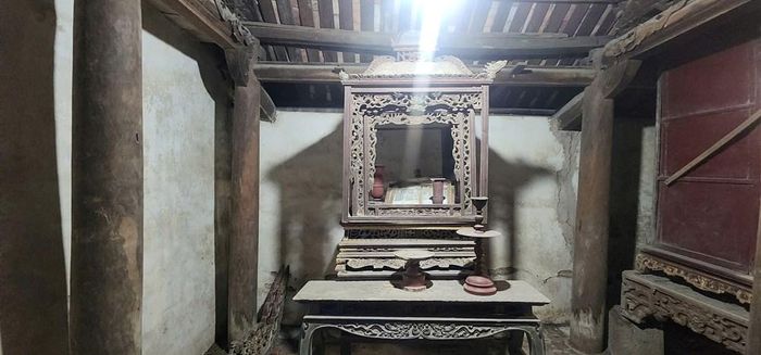 Các khu thờ bên trong bị ẩm mốc