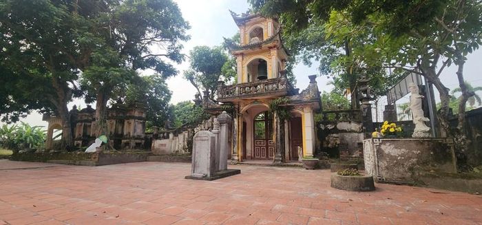 Văn bia còn lưu giữ tại sân chùa