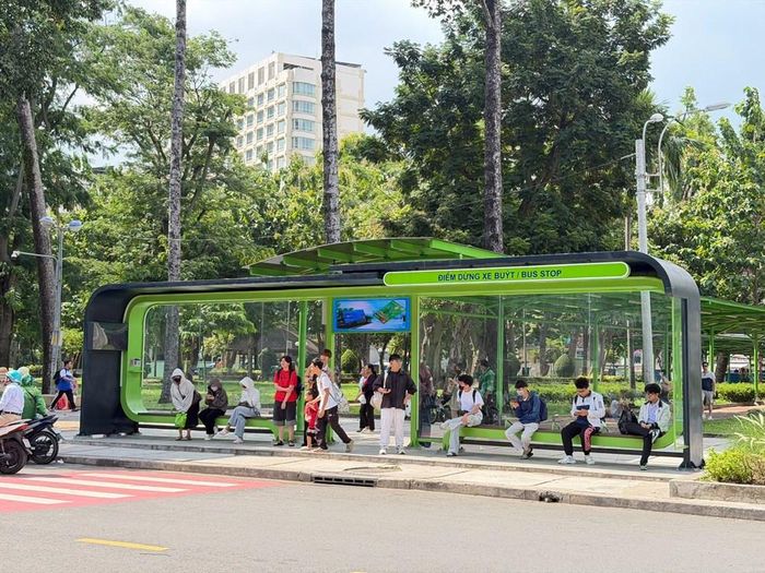 Một điểm chờ xe buýt tại khu vực trung tâm TP.HCM. Nguồn ảnh: TTQLGTCC