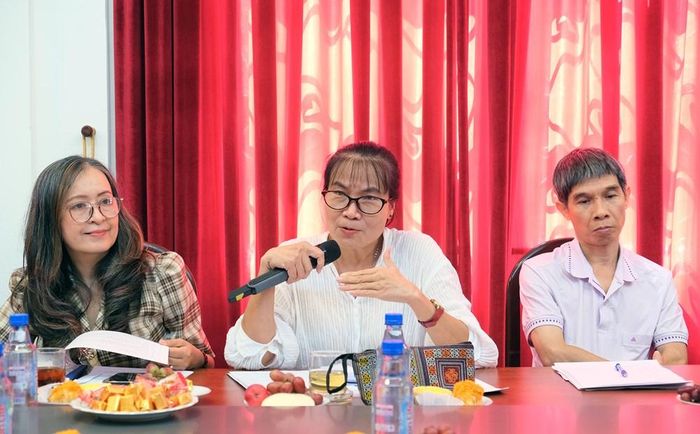 TS Bùi Thị Hoa phát biểu