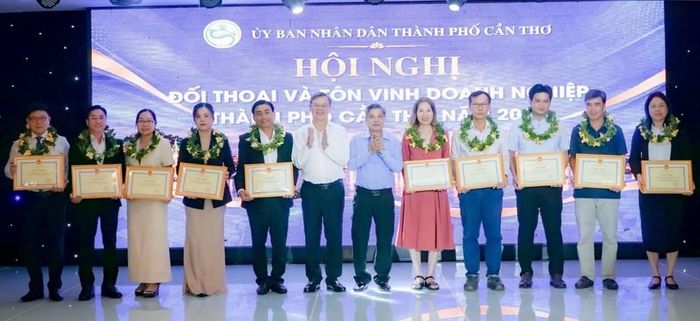 Lãnh đạo TP. Cần Thơ tặng Bằng khen ghi nhận những đóng góp của cộng đồng doanh nghiệp