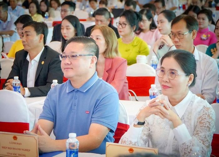 Đông đảo cộng đồng doanh nghiệp tham dự Hội nghị vào chiều 13.10
