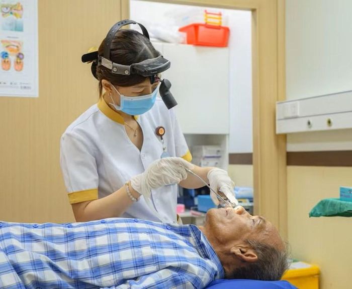 Bác sĩ kiểm tra tình trạng bệnh của bệnh nhân
