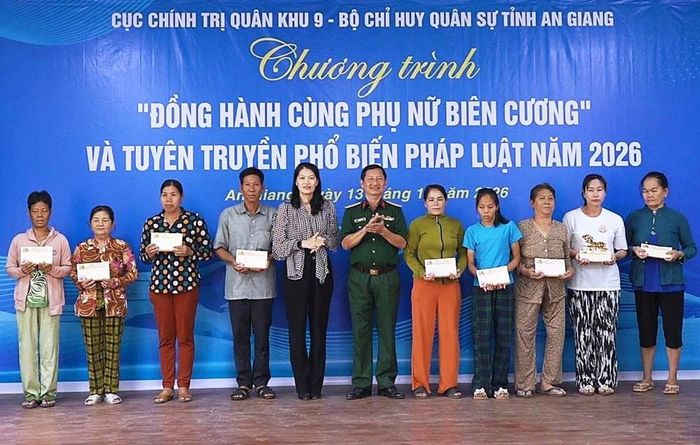 Phụ nữ có hoàn cảnh khó khăn được nhận quà dịp này