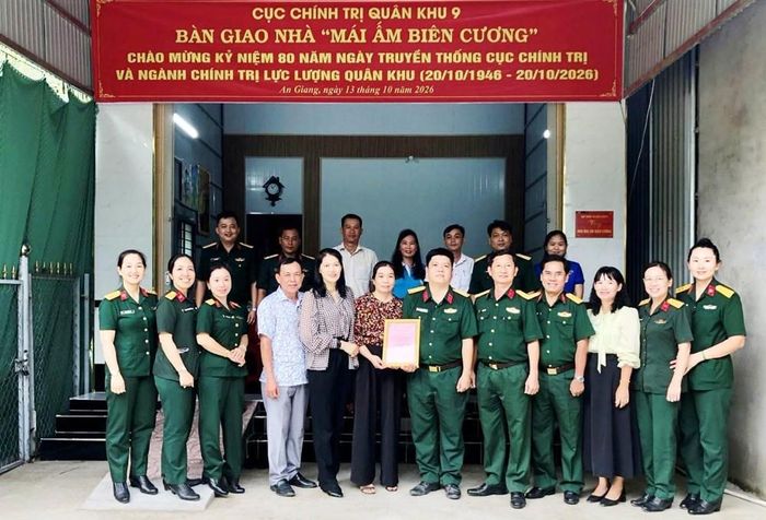 Cục Chính trị Quân khu 9 bàn giao Nhà "Mái ấm biên cương"