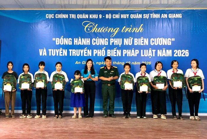 Đại diện Bộ Chỉ huy Quân sự tỉnh trao quà cho trẻ em có hoàn cảnh khó khăn