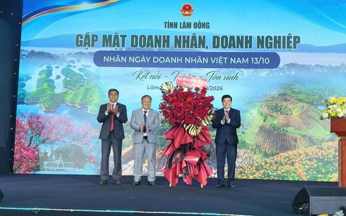 Ông Y Thanh Hà Niê Kđăm, Bí thư Tỉnh ủy Lâm Đồng tặng hoa cho các doanh nhân, doanh nghiệp