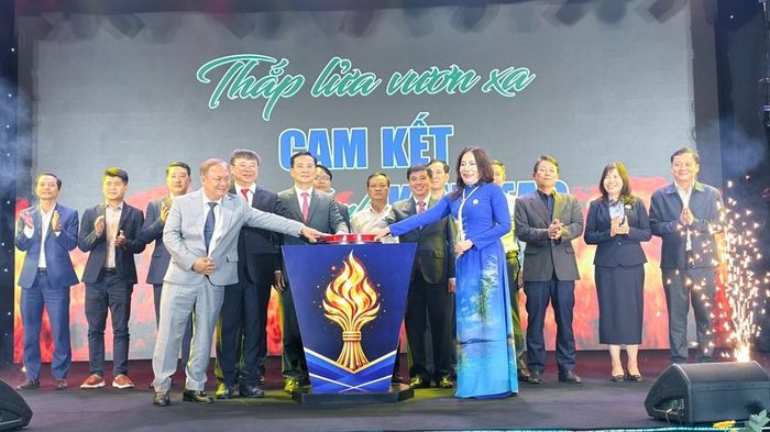 Các đại biểu thực hiện nghi thức Thắp lửa vươn xa