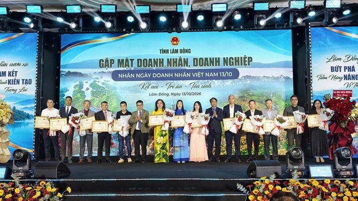 25 tập thể và cá nhân được Chủ tịch UBND tỉnh tặng bằng khen vì có thành tích xuất sắc trong phong trào thi đua yêu nước trong dịp này