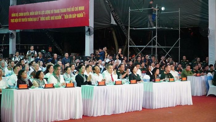 Đại tướng Nguyễn Trọng Nghĩa , Ủy viên Bộ Chính trị, Bí thư Trung ương Đảng, Chủ nhiệm Tổng cục Chính trị Quân đội nhân dân Việt Nam; Bí thư Trung ương Đảng, Phó Thủ tướng Chính phủ Phạm Thị Thanh Trà, Trưởng Ban Chỉ đạo quốc gia về tìm kiếm, quy tập và xác định danh tính hài cốt liệt sĩ cùng các đại biểu tham dự chương trình