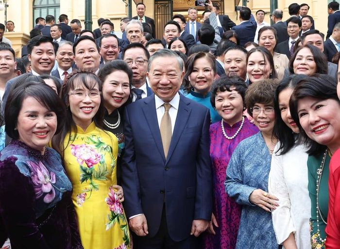 Tổng Bí thư, Chủ tịch nước Tô Lâm và các đại biểu tham dự buổi gặp mặt doanh nghiệp tiêu biểu nhân Ngày Doanh nhân Việt Nam 13/10. Ảnh: Thống Nhất – TTXVN