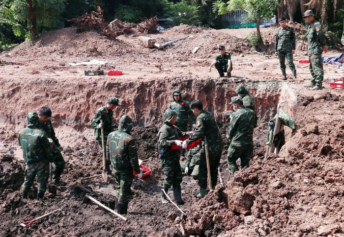 Vượt qua những khắc nghiệt của thời tiết, các chiến sĩ đội K74 đẩy nhanh tiến độ tìm kiếm hài cốt liệt sĩ tại khu B, công viên Lê Thị Riêng. Ảnh: Xuân Khu-TTXVN