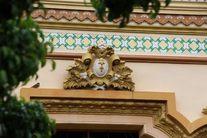 Những chi tiết kiến trúc công phu mang dấu ấn châu Âu tại chùa Vĩnh Tràng. Ảnh: Hồng Thái - TTXVN