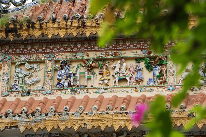 Hình tượng kiến trúc mang đậm màu sắc văn hóa phương Đông trên cổng chùa Vĩnh Tràng. Ảnh: Hồng Thái - TTXVN