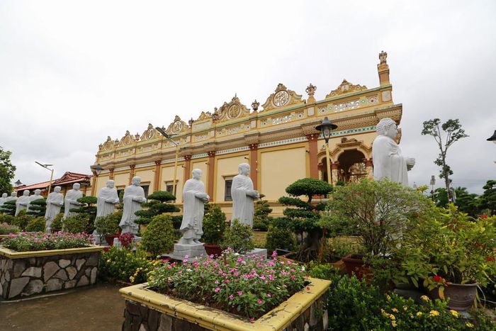 Sự đa dạng trong phong cách kiến trúc mang đến cho du khách nhiều góc nhìn khi khám phá ngôi chùa. Ảnh: Hồng Thái - TTXVN