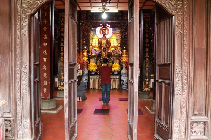 Kiến trúc chùa Nam Bộ kết hợp kiến trúc phương Tây góp phần làm nên sức hút của chùa Vĩnh Tràng. Ảnh: Hồng Thái - TTXVN