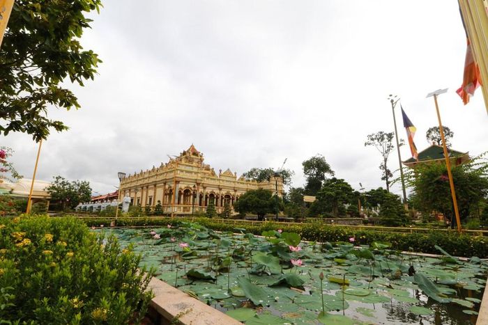 Không chỉ là chốn sinh hoạt tín ngưỡng, chùa Vĩnh Tràng còn lưu giữ những giá trị kiến trúc, mỹ thuật đặc sắc của vùng đất Nam Bộ. Ảnh: Hồng Thái - TTXVN