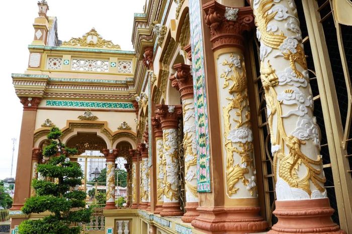 Các chi tiết chạm khắc trên cột góp phần làm phong phú giá trị nghệ thuật của công trình. Ảnh: Hồng Thái - TTXVN