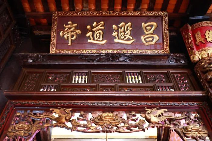 Hệ thống hoành phi trong chùa vừa mang ý nghĩa văn hóa, vừa góp phần tạo nên vẻ trang trọng cho không gian thờ tự. Ảnh: Hồng Thái - TTXVN