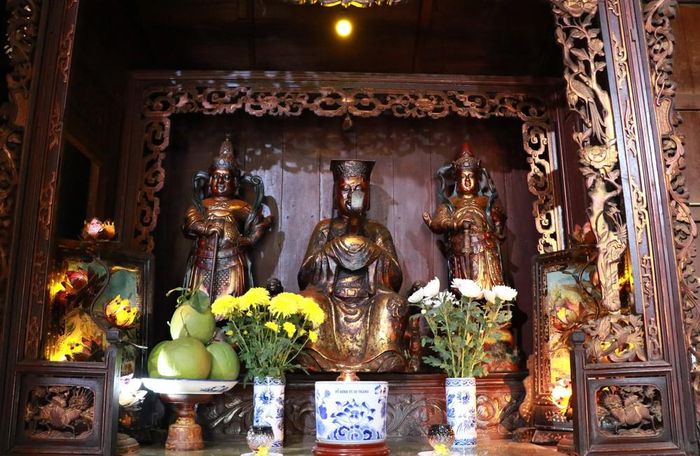 Những pho tượng cổ được chế tác tinh xảo, phản ánh trình độ điêu khắc và văn hóa tín ngưỡng của người dân Nam Bộ qua nhiều thời kỳ. Ảnh: Hồng Thái - TTXVN