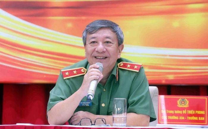 Trung tướng Đỗ Triệu Phong, Cục trưởng Cục Truyền thông Công an nhân dân trả lời câu hỏi của các phóng viên cơ quan thông tấn, báo chí. Ảnh: Phạm Kiên - TTXVN