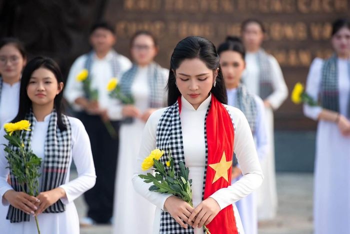 Ca sĩ Nguyễn Duyên Quỳnh là một trong những gương mặt nghệ sĩ tham gia trong chương trình tri ân các anh hùng liệt sĩ tối 13/10