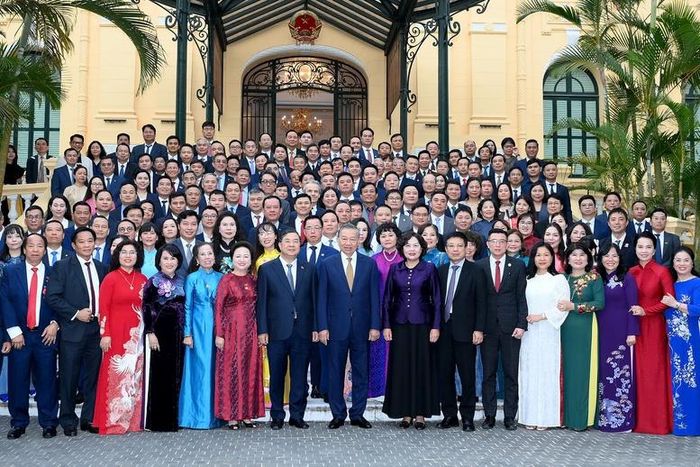 Tổng Bí thư, Chủ tịch nước Tô Lâm và đại diện các doanh nghiệp tiêu biểu tại cuộc gặp mặt chiều 12/10 - Ảnh: Báo Nhân Dân