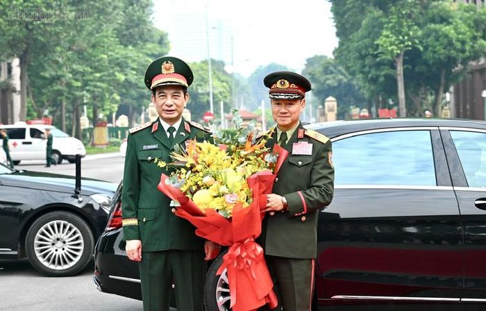 Phó Thủ tướng, Bộ trưởng Bộ Quốc phòng Phan Văn Giang đón Phó Thủ tướng Chính phủ, Bộ trưởng Bộ Quốc phòng Lào Khamliang Outhakaysone - Ảnh: chinhphu.vn/Diệu Anh