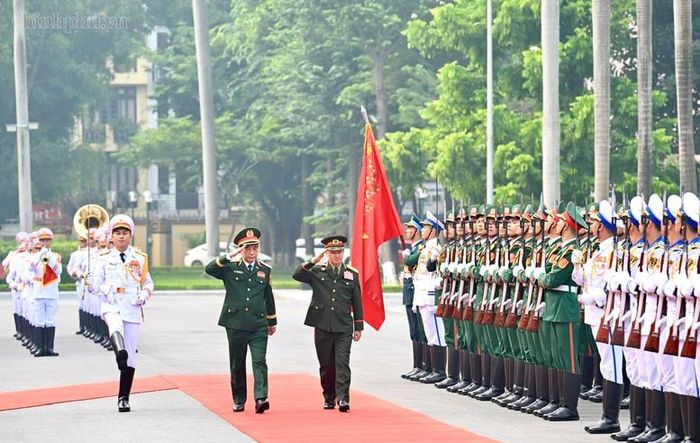 Phó Thủ tướng, Bộ trưởng Bộ Quốc phòng Phan Văn Giang đón Phó Thủ tướng Chính phủ, Bộ trưởng Bộ Quốc phòng Lào Khamliang Outhakaysone duyệt Đội danh dự Quân đội nhân dân Việt Nam - Ảnh: chinhphu.vn/Diệu Anh