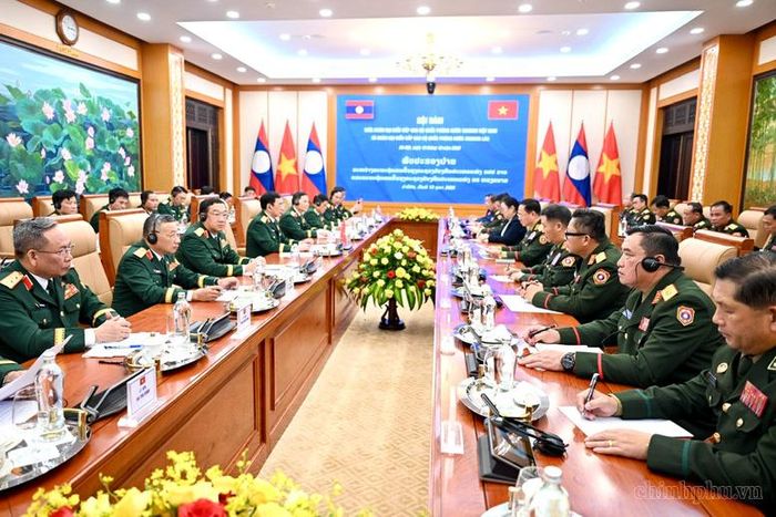 Phó Thủ tướng, Bộ trưởng Bộ Quốc phòng Phan Văn Giang và Phó Thủ tướng Chính phủ, Bộ trưởng Bộ Quốc phòng Lào Khamliang Outhakaysone hội đàm - Ảnh: chinhphu.vn/Diệu Anh