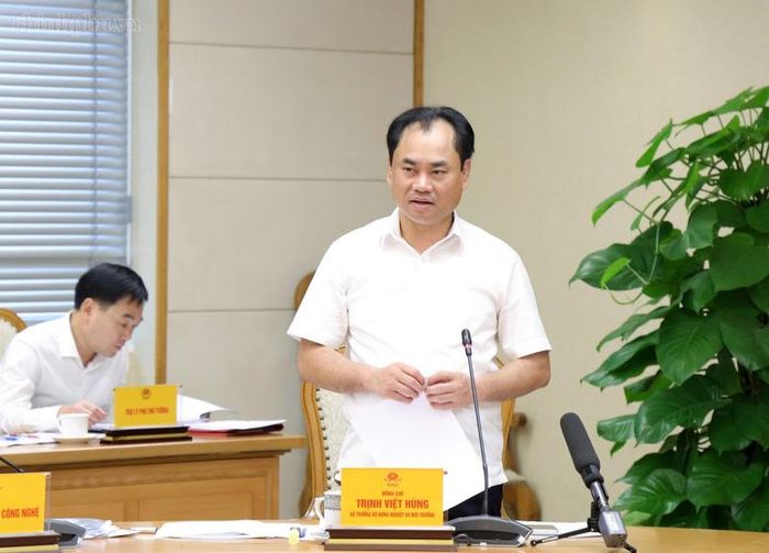 Bộ trưởng Bộ NN&MT Trịnh Việt Hùng báo cáo tại cuộc họp - Ảnh: chinhphu.vn/Gia Huy