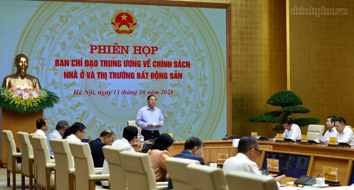 Phó Thủ tướng Thường trực nhấn mạnh yêu cầu theo dõi sát diễn biến thị trường, điều hành chủ động, linh hoạt các công cụ tín dụng, thuế, đất đai; kiểm soát rủi ro, ngăn chặn đầu cơ, thổi giá và xử lý nghiêm các hành vi vi phạm - Ảnh: chinhphu.vn/Phương Nguyên