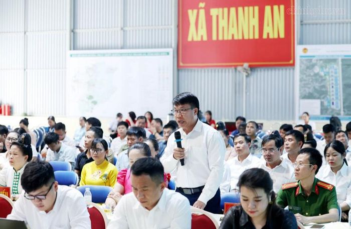 Cử tri nêu ý kiến, kiến nghị tại cuộc tiếp xúc - Ảnh: chinhphu.vn/Đức Tuân