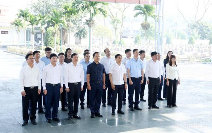 Phó Thủ tướng Nguyễn Văn Thắng cùng đoàn công tác dâng hương tưởng niệm các Anh hùng liệt sĩ - Ảnh: chinhphu.vn/Đức Tuân