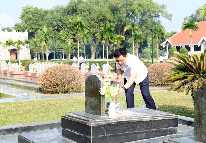 Phó Thủ tướng Nguyễn Văn Thắng thắp hương tri ân các Anh hùng liệt sĩ - Ảnh: chinhphu.vn/Đức Tuân