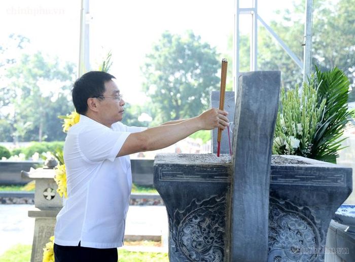 Thủ tướng Nguyễn Văn Thắng dâng hương tưởng niệm các Anh hùng liệt sĩ - Ảnh: chinhphu.vn/Đức Tuân