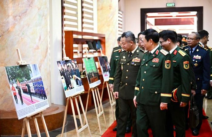 Phó Thủ tướng, Bộ trưởng Bộ Quốc phòng Phan Văn Giang và Phó Thủ tướng Chính phủ, Bộ trưởng Bộ Quốc phòng Campuchia Tea Seiha tham quan Trưng bày ảnh về quan hệ hai nước - Ảnh: chinhphu.vn/Diệu Anh