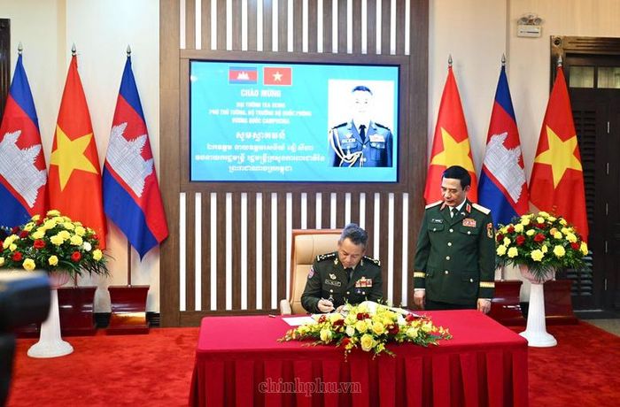 Phó Thủ tướng Chính phủ, Bộ trưởng Bộ Quốc phòng Campuchia Tea Seiha ghi sổ lưu niệm - Ảnh: chinhphu.vn/Diệu Anh