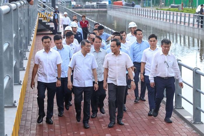 Thủ tướng Lê Minh Hưng và Bí thư Thành ủy TPHCM Trần Lưu Quang kiểm tra thực địa Dự án "Giải quyết ngập do triều khu vực TPHCM, có xét đến yếu tố biến đổi khí hậu – Giai đoạn 1" - Ảnh: chinhphu.vn/Nhật Bắc