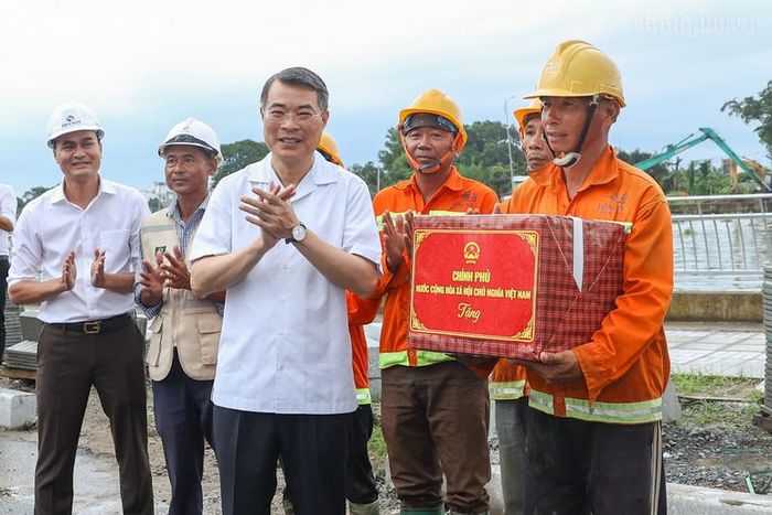 Thủ tướng Lê Minh Hưng tặng quà đơn vị thi công dự án xây dựng hạ tầng và cải tạo môi trường Kênh Tham Lương - Bến Cát - Rạch Nước Lên - Ảnh: chinhphu.vn/Nhật Bắc