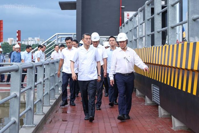 Thủ tướng Lê Minh Hưng kiểm tra thực địa Dự án "Giải quyết ngập do triều khu vực TPHCM, có xét đến yếu tố biến đổi khí hậu – Giai đoạn 1" - Ảnh: chinhphu.vn/Nhật Bắc