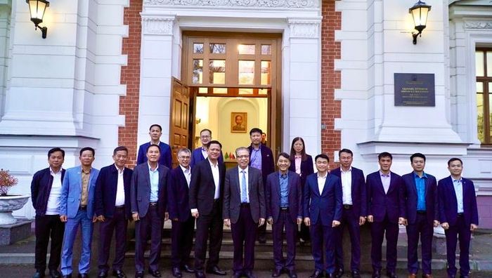 Thượng tướng Nguyễn Trường Thắng, Thứ trưởng Bộ Quốc phòng cùng đoàn đại biểu cấp cao Việt Nam thăm Đại sứ quán Việt Nam tại Liên bang Nga - Ảnh: Bộ Quốc phòng