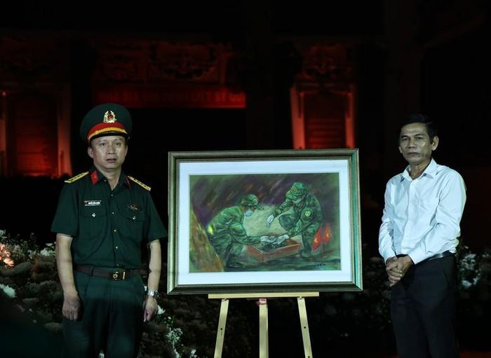Họa sĩ Lê Sa Long trao tặng toàn bộ 20 bức tranh cho Bộ Tư lệnh TPHCM - Ảnh: chinhphu.vn/Thu Giang