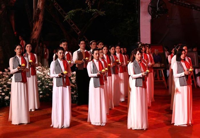 Nghi thức thắp nến tưởng niệm, tri ân các anh hùng liệt sĩ - Ảnh: chinhphu.vn/Thu Giang
