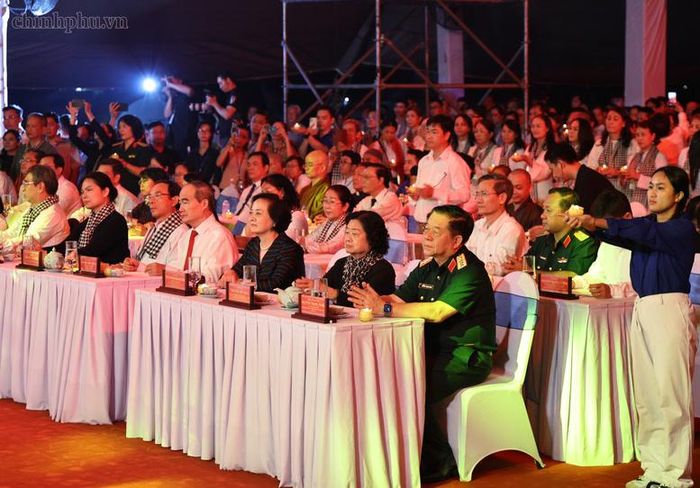 Các đại biểu thắp nến tri ân các anh hùng liệt sĩ - Ảnh: chinhphu.vn/Thu Giang