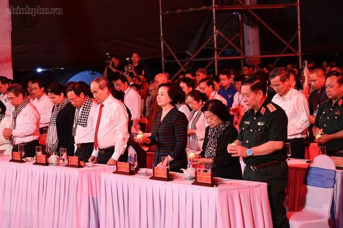 Các đại biểu tưởng niệm, tri ân các anh hùng liệt sĩ - Ảnh: chinhphu.vn/Thu Giang