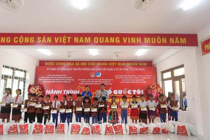 Đoàn công tác trao quà cho các em học sinh có hoàn cảnh khó khăn - Ảnh: BTP