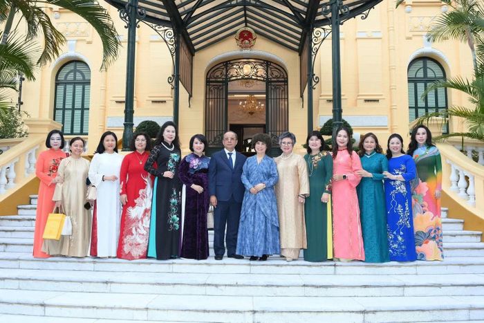 Các nữ doanh nhân tại cuộc gặp mặt đại diện doanh nghiệp tiêu biểu nhân Ngày Doanh nhân Việt Nam. (Ảnh: ĐĂNG KHOA)