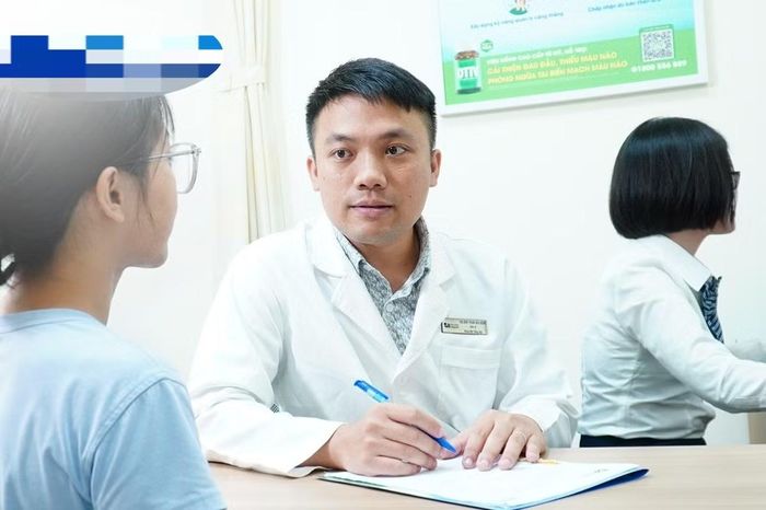 Bác sĩ Dương hỏi chuyện và tư vấn cho bệnh nhân.