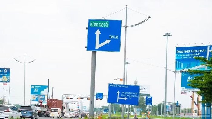 Hệ thống biển báo, pano quảng cáo và công trình phụ trợ dày đặc trong phạm vi nút giao khiến nhiều mũi thi công trên địa bàn Thành phố Hồ Chí Minh chưa thể triển khai. (Ảnh: HUY VŨ)
